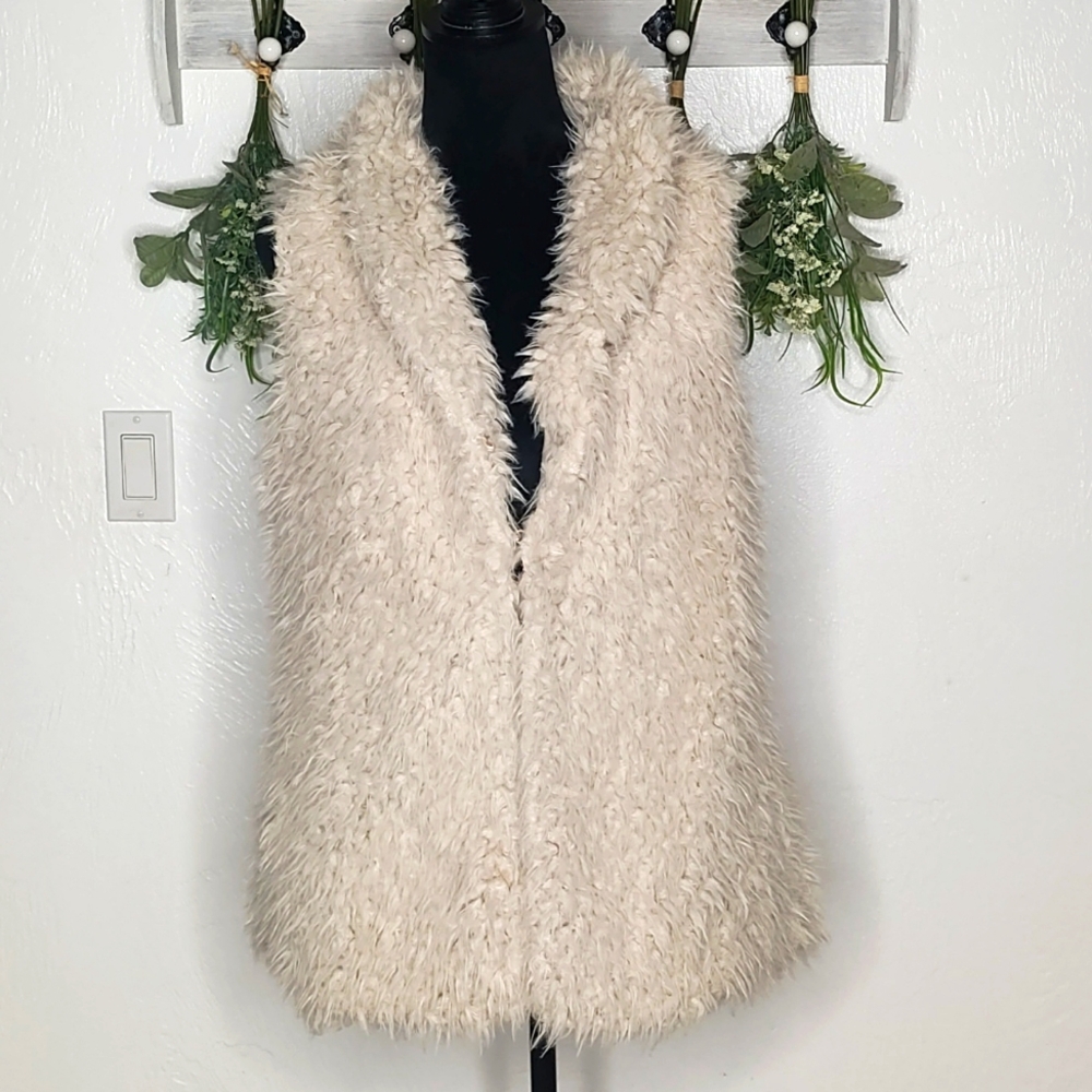 Coffee shop faux fur sleeveless collared long vest with fabric clasp closures
